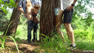 Ketten reszelik a tinédzser amatőr világos szőke spinét az erdőben