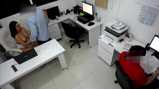 martinasmith a csöcsös gádzsi az irodában hancúrozik a munkatársával
