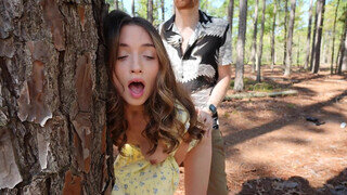 Brooke Tilli a nagyon bombázó amatőr nőci meghágva az erdőben