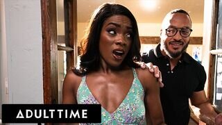 Unatkozó feleség Ana Foxxx párnán hancúrozik és megdugja szerető férje!