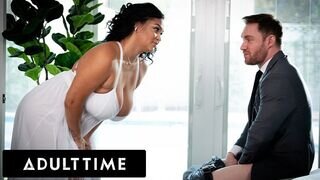 Kolosszális természetes cicik: Ashlyn Peaks vadul ugrál a legjobb barát farkán!