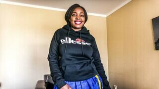 Afró Amerikai fősulis pipi munkát keres a tanulmányaihoz