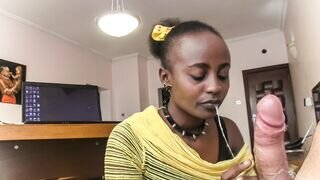 Nyakörves fekete luvnya nyáladzik a főnök hímtagján