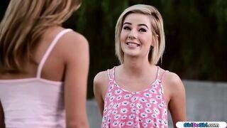 Bella Rose legelső csókja Uma Jolie új szomszédtól facesittinggel