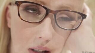 Zsenge csajok próbálják az popsi dugást háromban