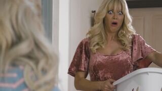 Zsenge nevelő csajszika és forró nevelő anya lezbi játékai