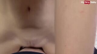 Forró német tinédzser szívdöglesek lovagolnak vadul